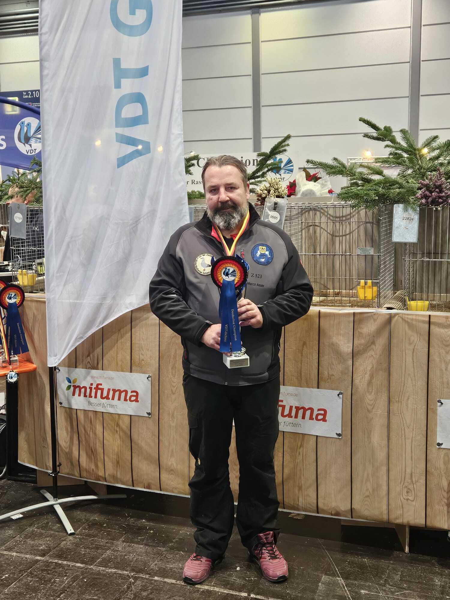 Marco Asser Deutsche Champion mit Niederländischen Schönheitsbrieftauben blau mit schwrzen Binden